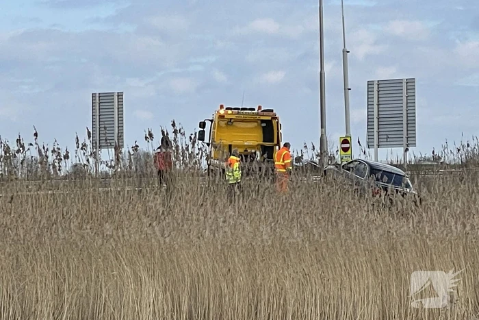 Auto belandt in de sloot langs toerit