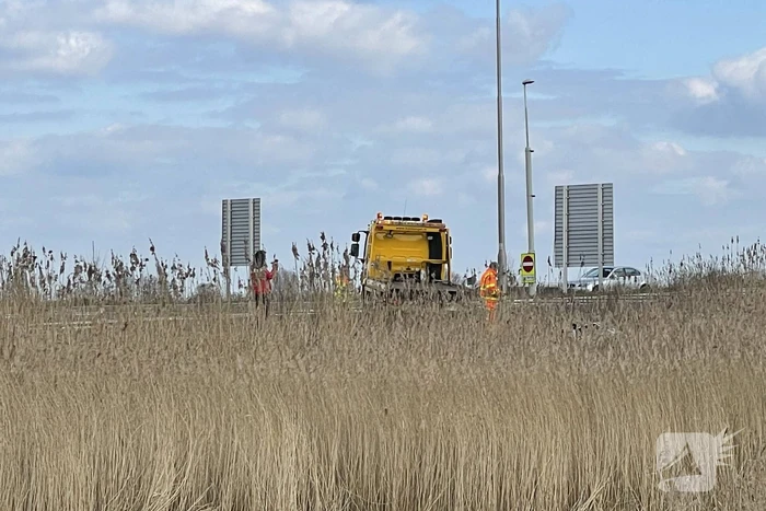 Auto belandt in de sloot langs toerit