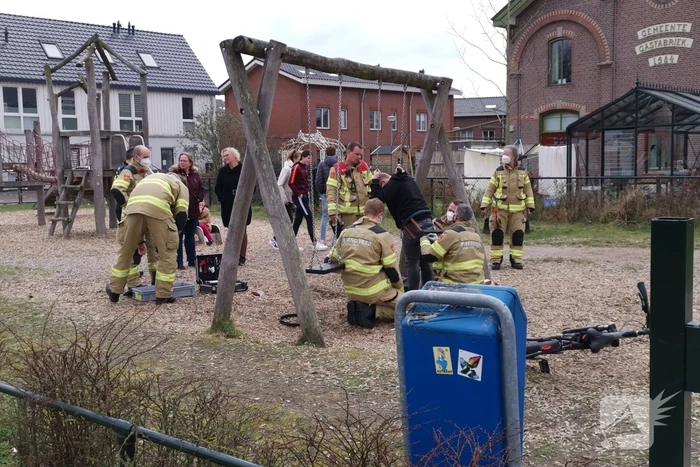 Brandweer bevrijdt man uit speeltoestel