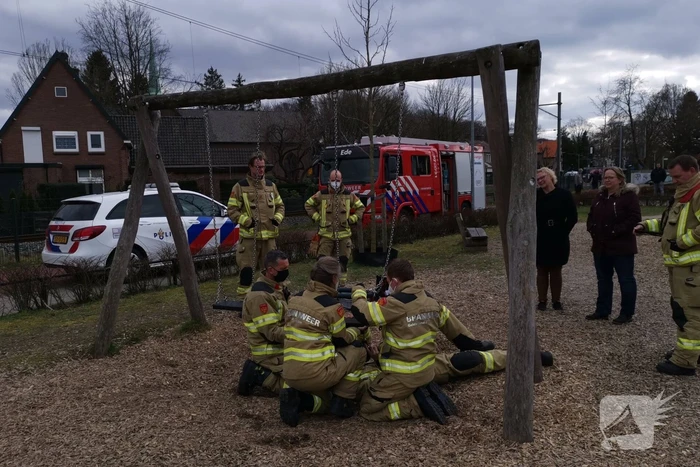 Brandweer bevrijdt man uit speeltoestel