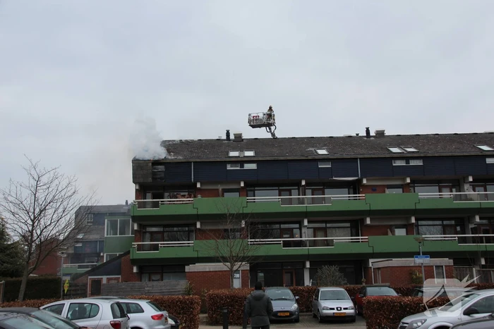 Brandweer blust brandend dak