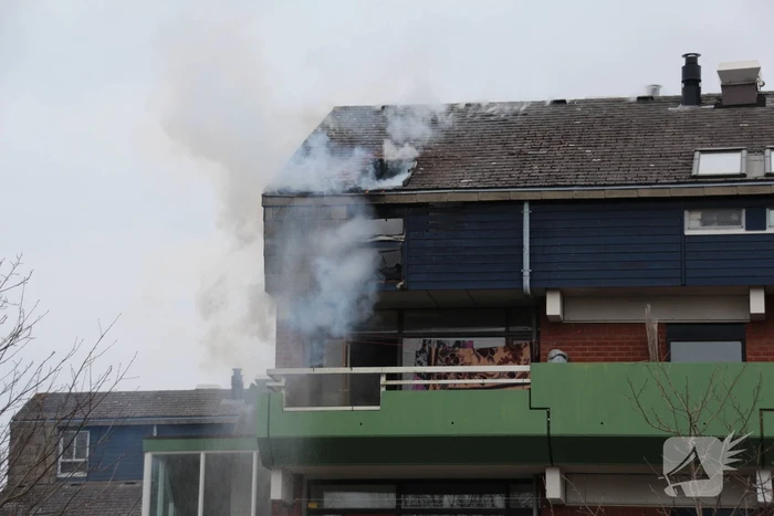 Brandweer blust brandend dak