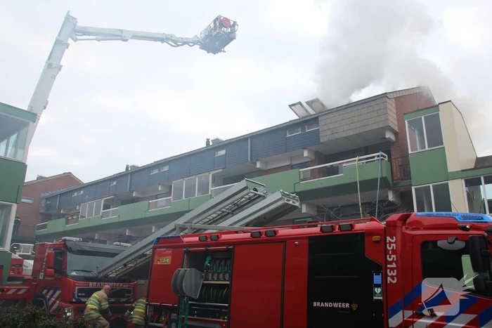 Brandweer blust brandend dak
