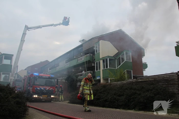 Brandweer blust brandend dak