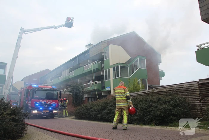 Brandweer blust brandend dak
