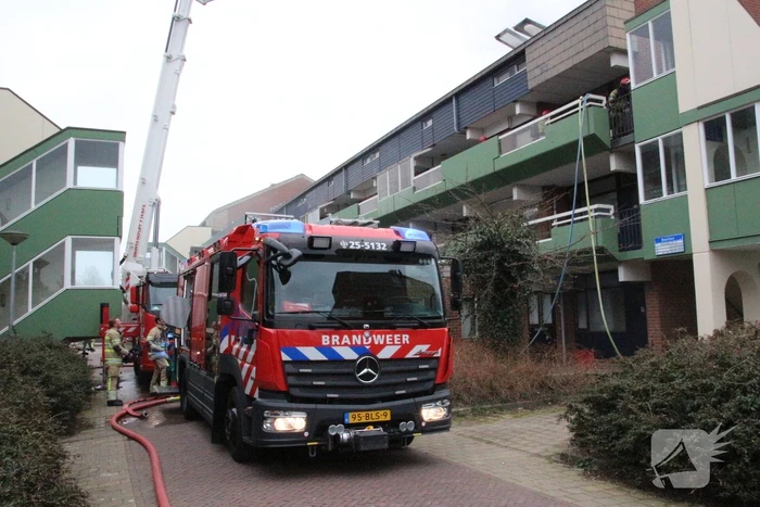 Brandweer blust brandend dak