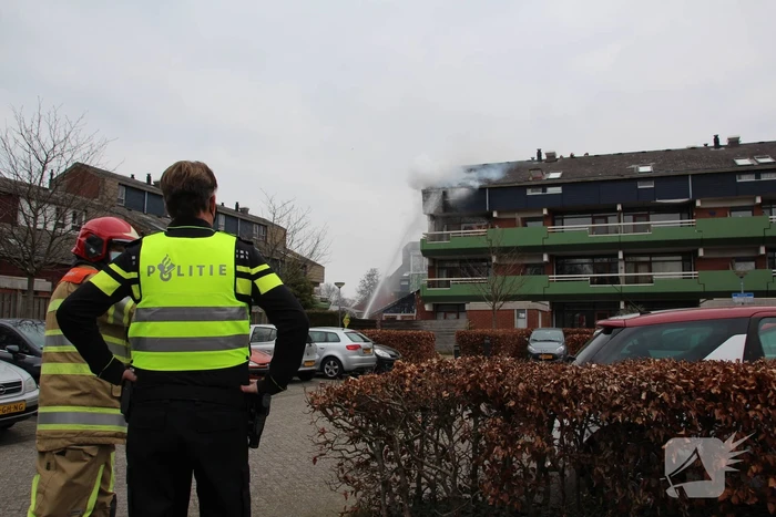 Brandweer blust brandend dak