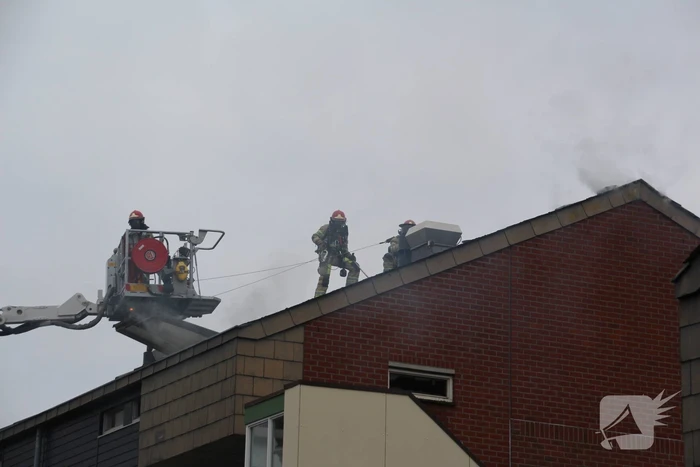 Brandweer blust brandend dak