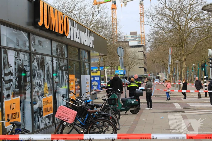 Gewonde bij steekpartij naast supermarkt