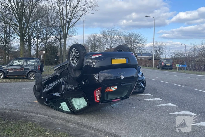 Personenauto belandt op zijn kop na aanrijding