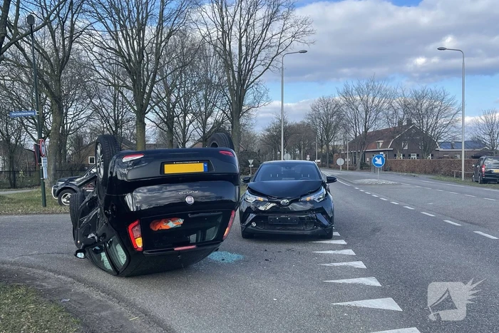 Personenauto belandt op zijn kop na aanrijding