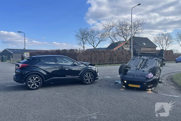 Personenauto belandt op zijn kop na aanrijding