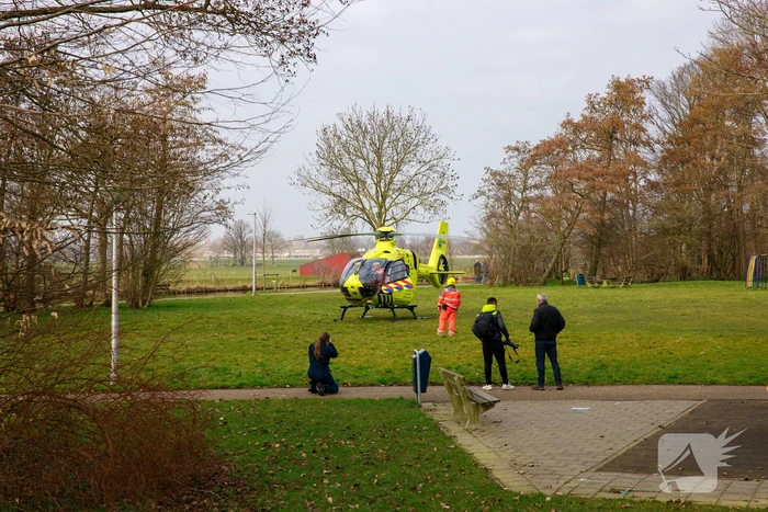 Kind valt uit boom en raakt zwaargewond