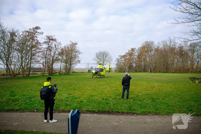 Kind valt uit boom en raakt zwaargewond