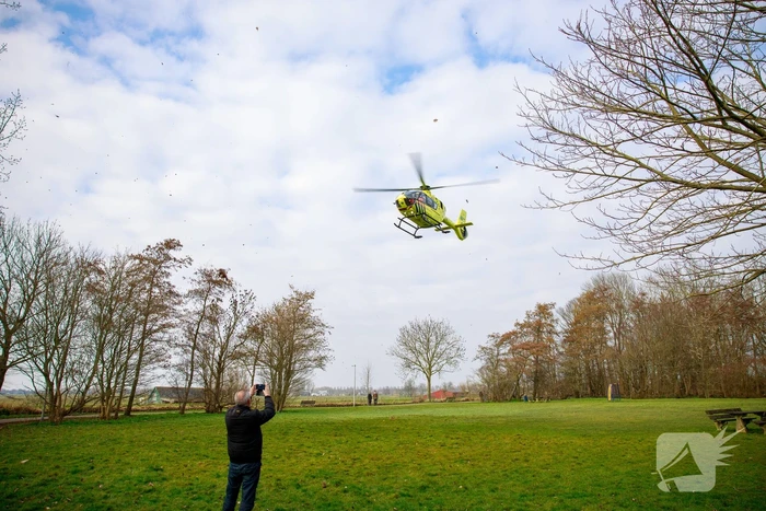 Kind valt uit boom en raakt zwaargewond
