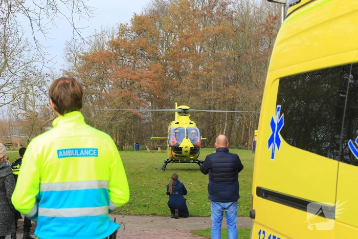 Kind valt uit boom en raakt zwaargewond