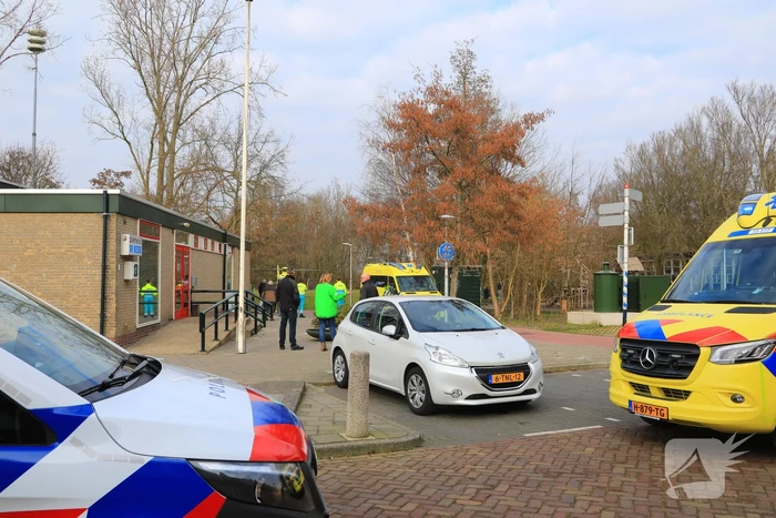 Kind valt uit boom en raakt zwaargewond