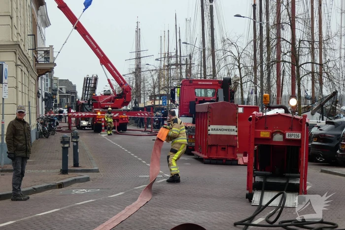 Brandweer bestrijdt grote uitslaande gebouwbrand