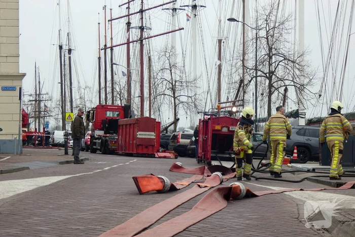 Brandweer bestrijdt grote uitslaande gebouwbrand