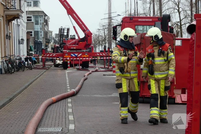 Brandweer bestrijdt grote uitslaande gebouwbrand