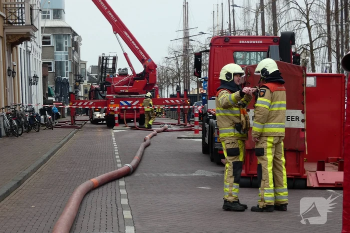 Brandweer bestrijdt grote uitslaande gebouwbrand