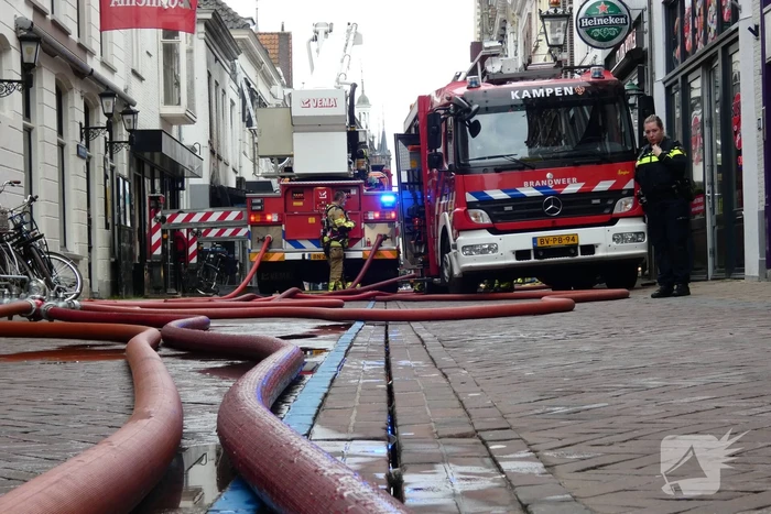 Brandweer bestrijdt grote uitslaande gebouwbrand