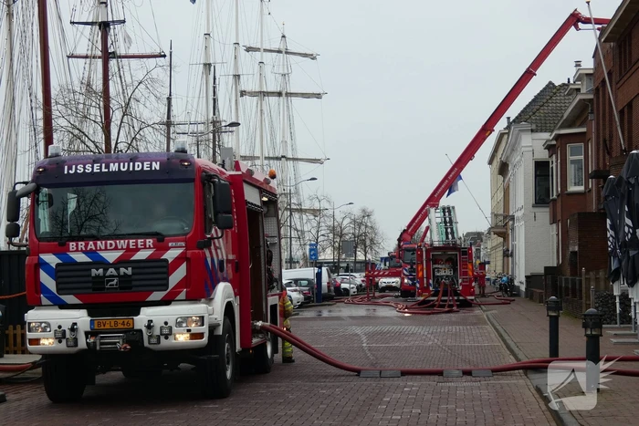 Brandweer bestrijdt grote uitslaande gebouwbrand