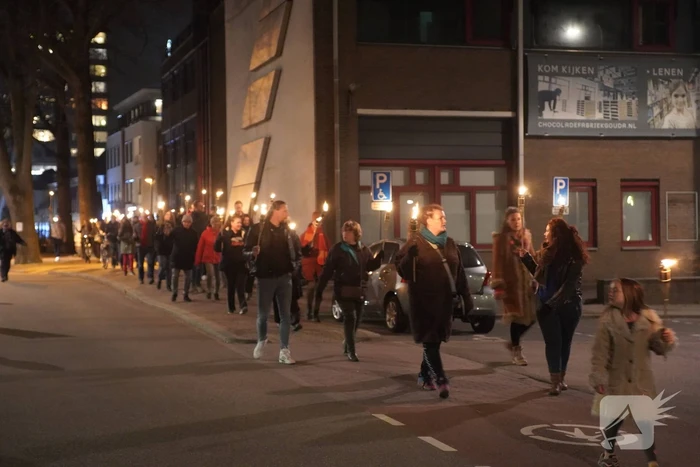 Optocht met fakkels door centrum