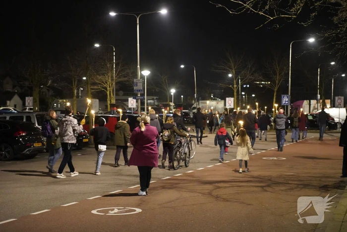 Optocht met fakkels door centrum