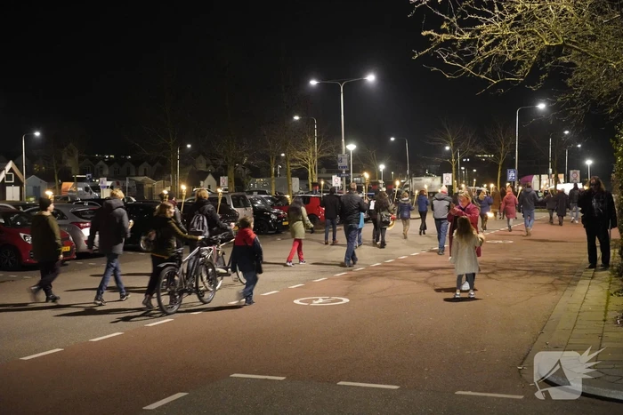 Optocht met fakkels door centrum