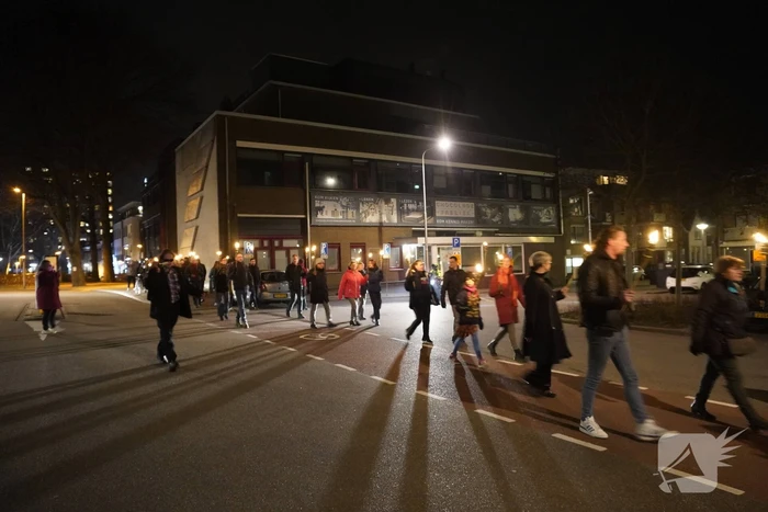 Optocht met fakkels door centrum