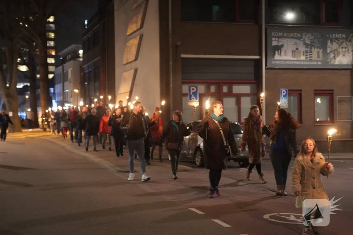 Optocht met fakkels door centrum