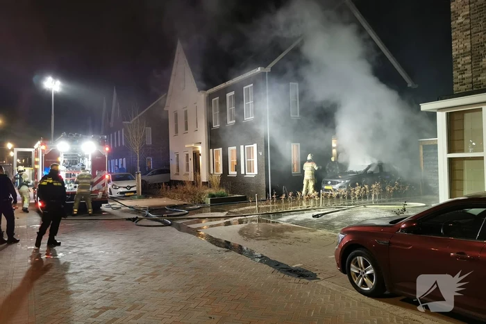 Veel schade na autobrand op oprit van woning