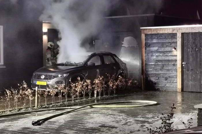 Veel schade na autobrand op oprit van woning
