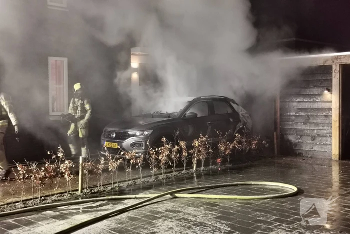 Veel schade na autobrand op oprit van woning