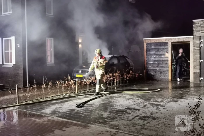 Veel schade na autobrand op oprit van woning