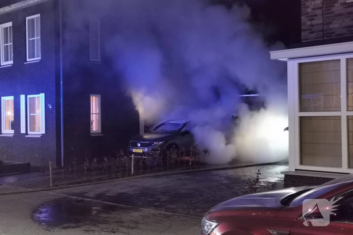 Veel schade na autobrand op oprit van woning