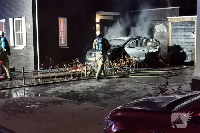Veel schade na autobrand op oprit van woning