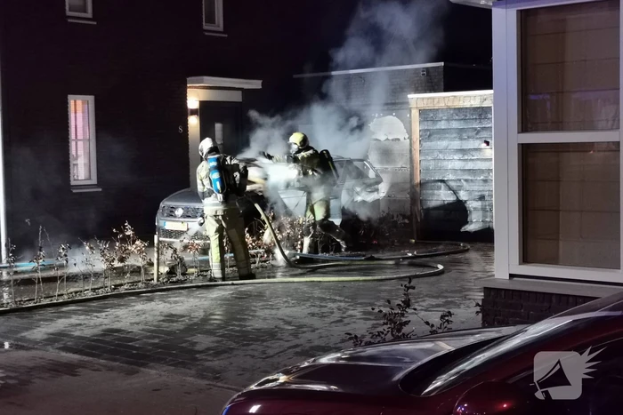 Veel schade na autobrand op oprit van woning