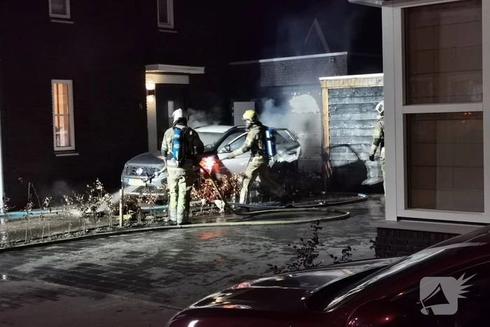 Veel schade na autobrand op oprit van woning