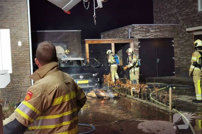 Veel schade na autobrand op oprit van woning