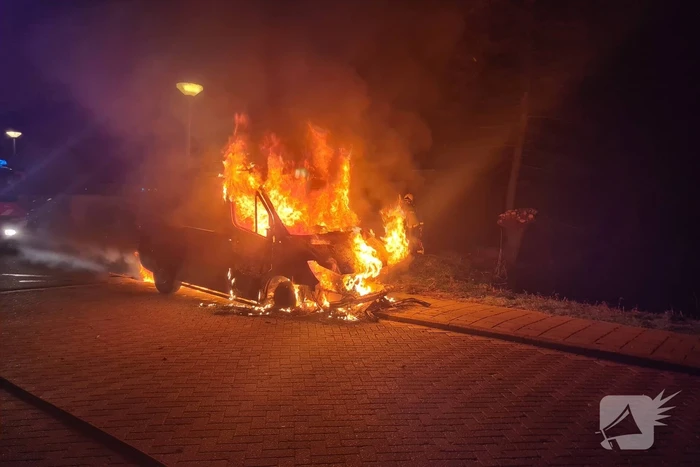 Bestelbus volledig in vlammen