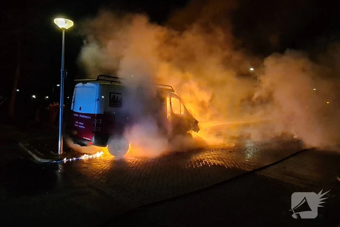 Bestelbus volledig in vlammen