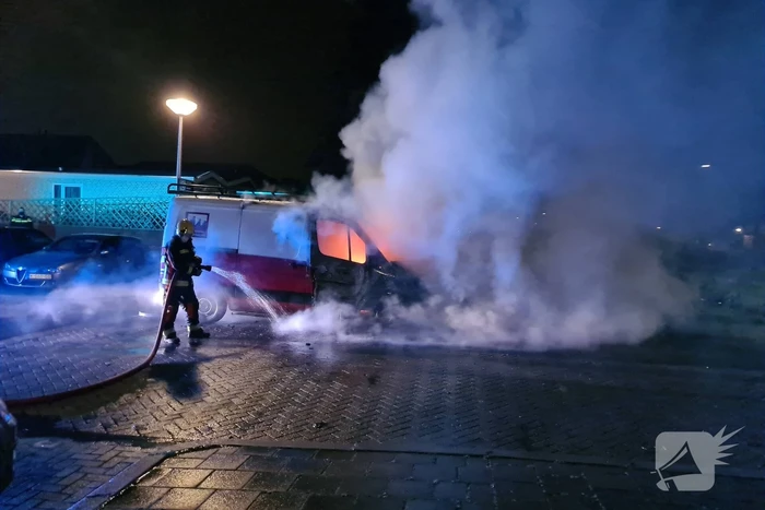 Bestelbus volledig in vlammen