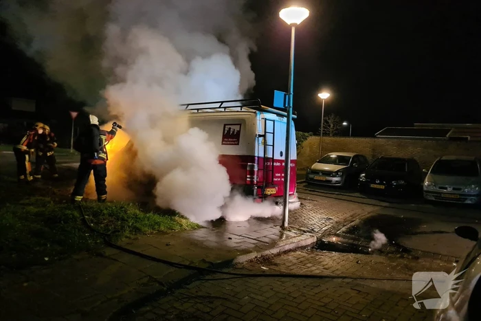 Bestelbus volledig in vlammen