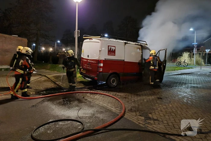 Bestelbus volledig in vlammen