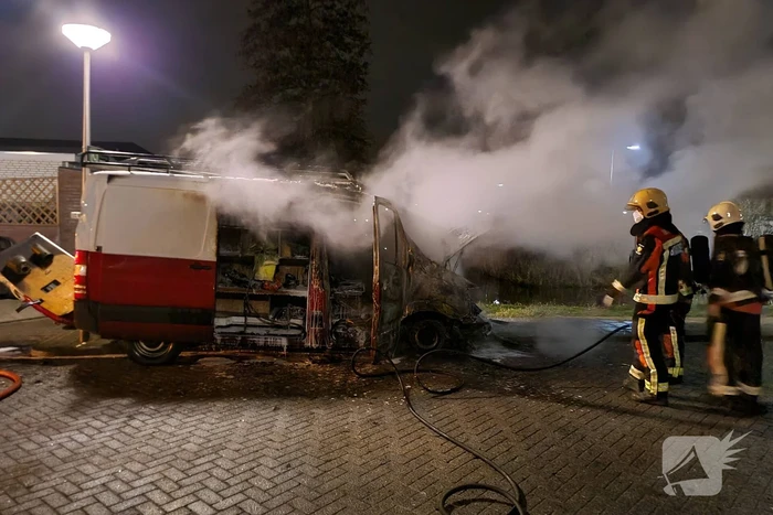 Bestelbus volledig in vlammen