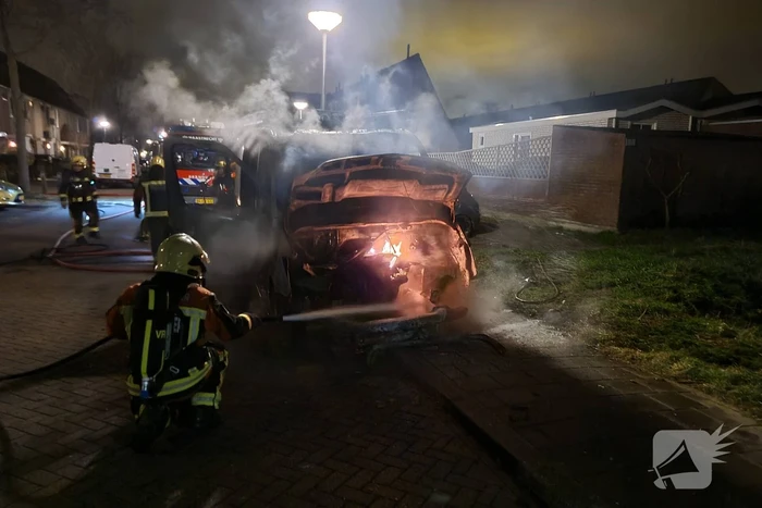 Bestelbus volledig in vlammen