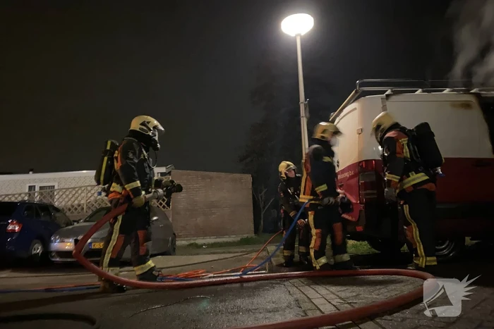 Bestelbus volledig in vlammen