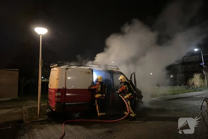 Bestelbus volledig in vlammen
